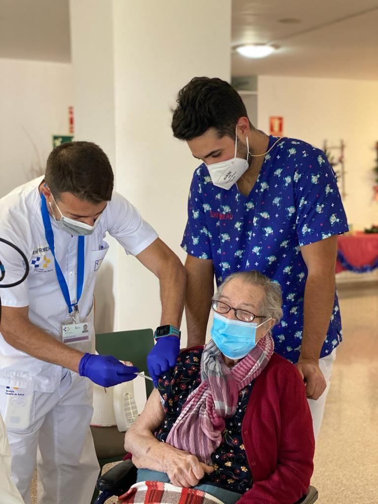 Carmen Cisneros Pastor en el momento de ser vacunada.