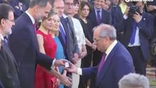 Martín Villa recibe la medalla de manos del rey.