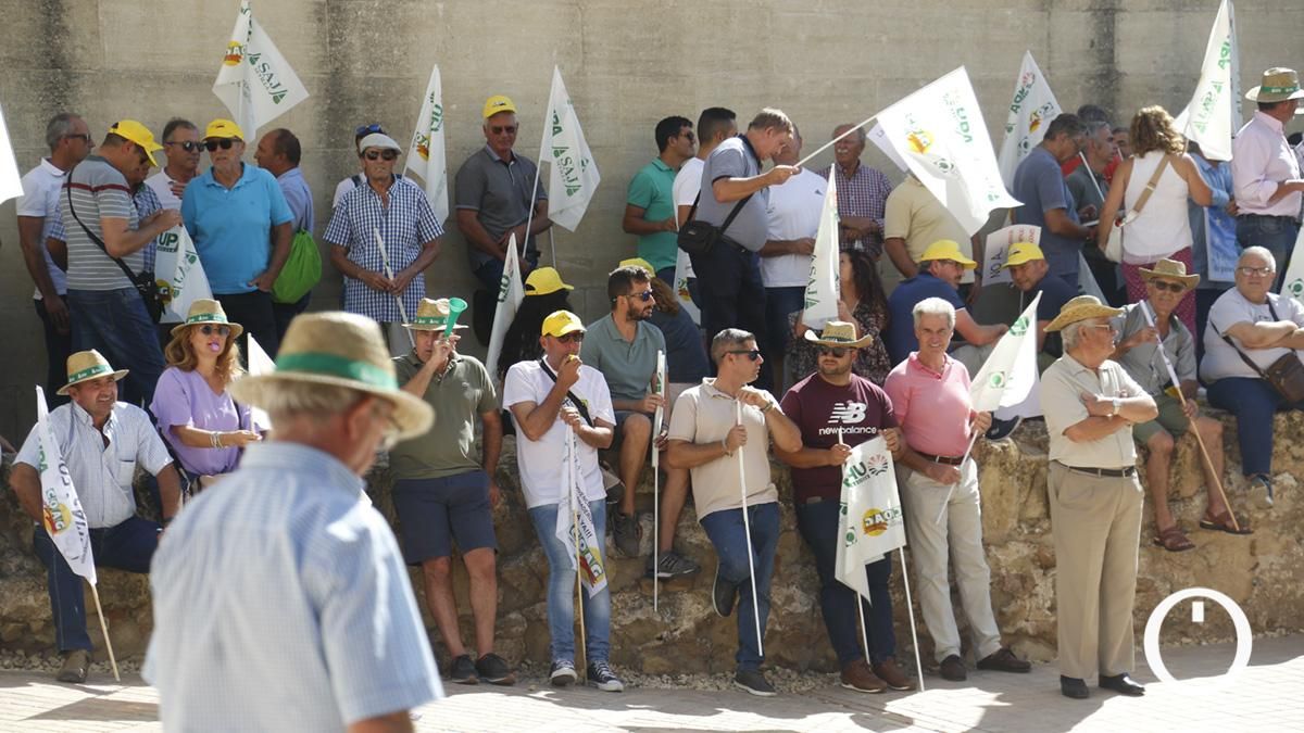 Concentración del sector agrario ante los ministros de la Unión Europea en la Puerta del Puente