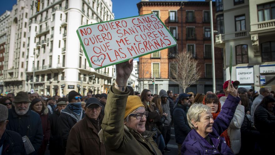 Menos cañas y más sanitarios, pide esta mujer en la manifestación por la sanidad pública.
