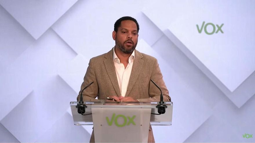 Ignacio Garriga durante una rueda de prensa en la sede de Vox.