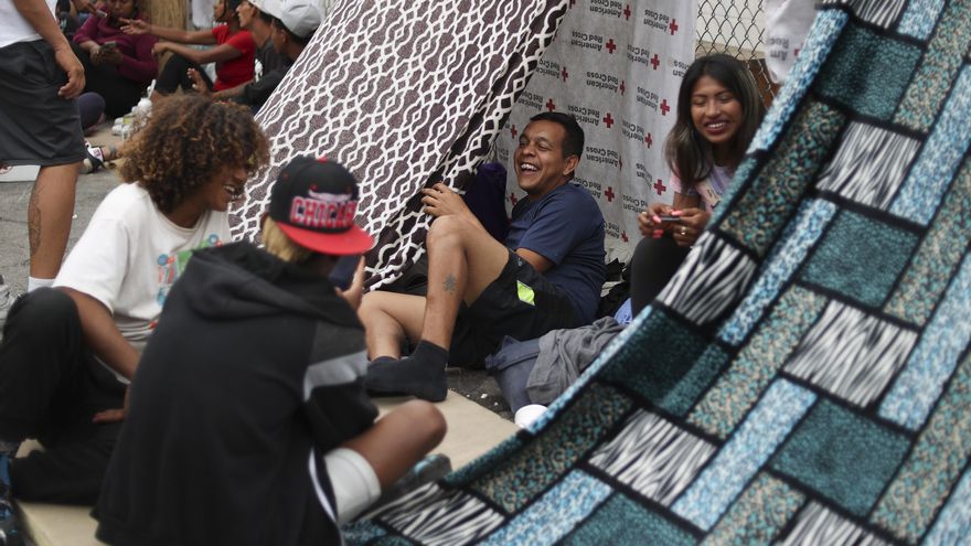 Hasta 12.000 migrantes esperan en México para cruzar a El Paso, dice alcalde