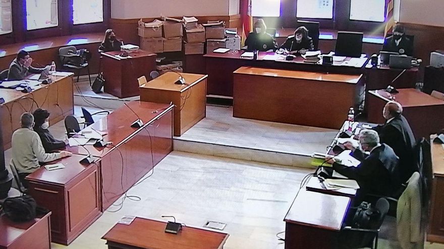 Los acusados de vejar por Whatsapp a una independentista alegan que estaban "de cachondeo"