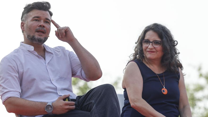 La exvicepresidenta de la Generalitat Valenciana, Mónica Oltra y el portavoz de ERC en el Congreso, Gabriel Rufián, durante la celebración del acto público de debate político ‘València Espai de Trobada’.