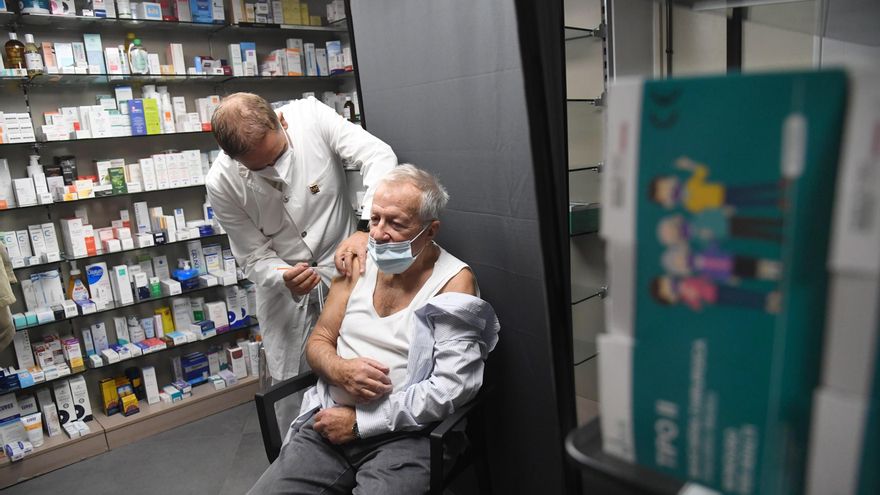 Un farmaceútico administra a un anciano una tercera dosis de la vacuna de Pfizer Biontech contra el coronavirus en Milan, Italia.EFE/EPA/DANIEL DAL ZENNARO