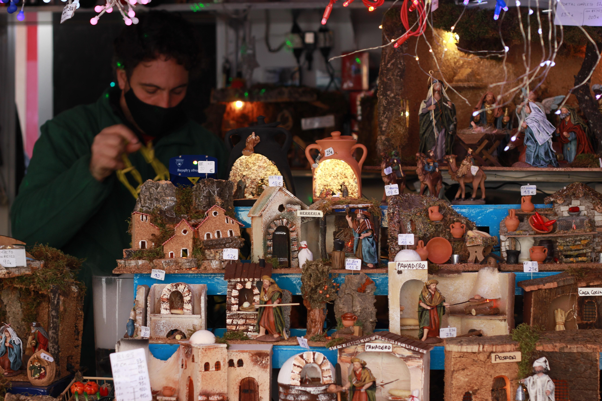 Recorrido puesto a puesto por la Navidad en la Plaza Mayor de Madrid
