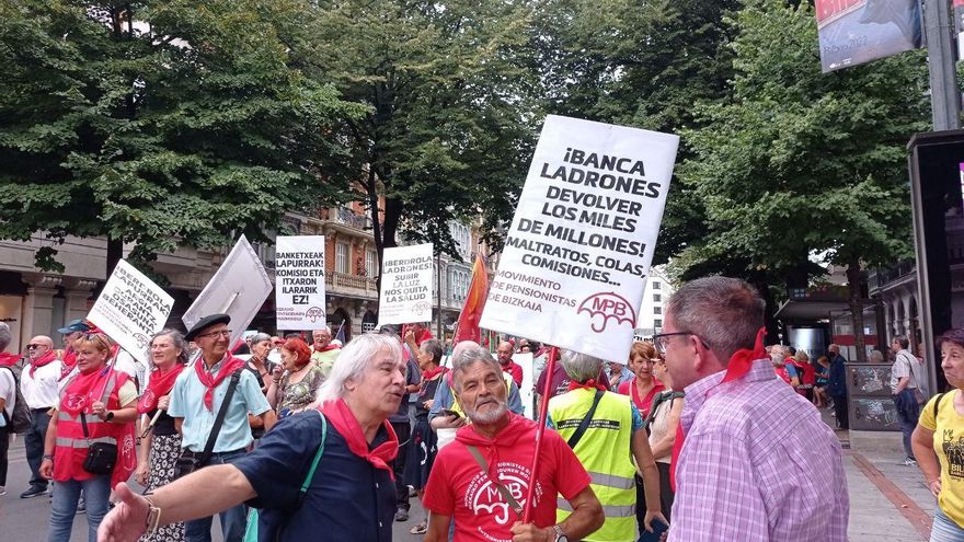 Carteles con críticas a la banca o Iberdrola.