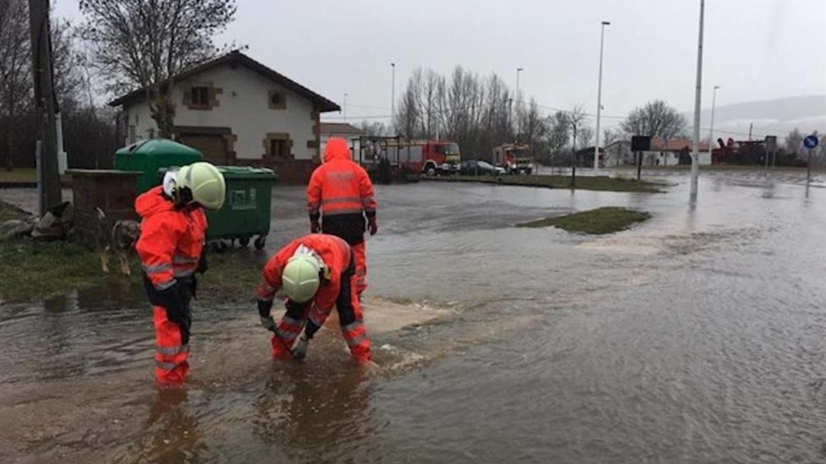 Archivo - Los servicios de emergencias actúan ante las inundaciones.