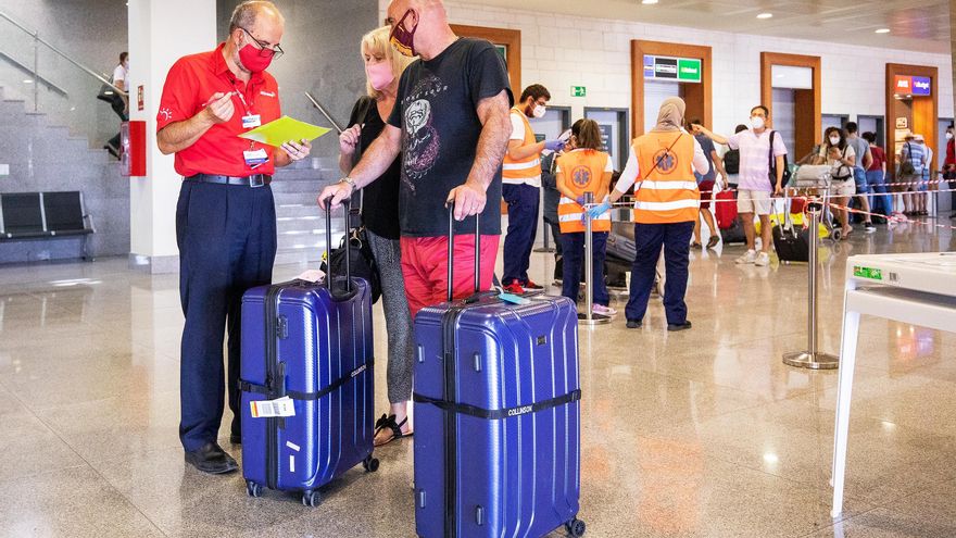 Pasajeros procedentes de un vuelo de Reino Unido a Menorca.
