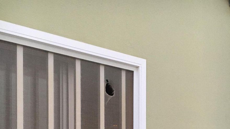 Daños materiales producidos por el lanzamiento de piedras contra el centro en el que menores migrantes guardan cuarentena en Las Palmas de Gran Canaria