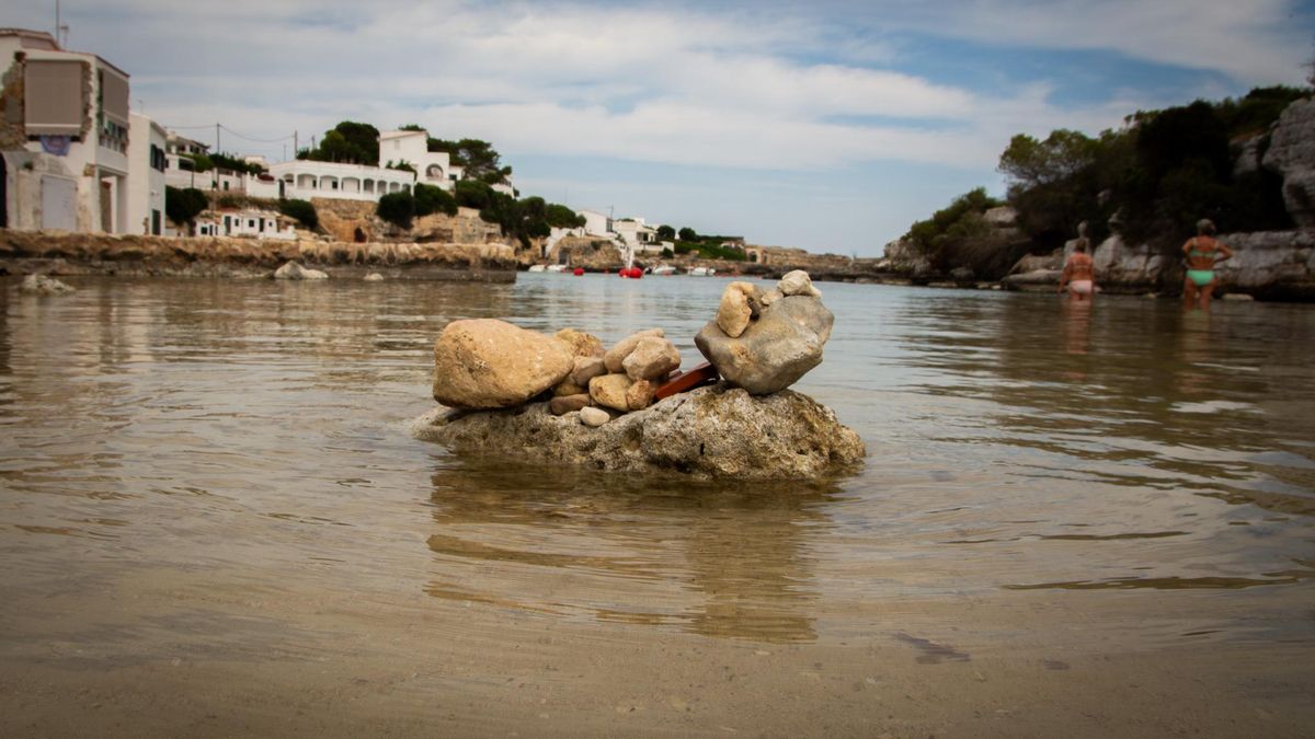 Construir pequeños túmulos de piedra es otra de las costumbres que atentan contra el microhábitat de invertebrados y erosiona el suelo