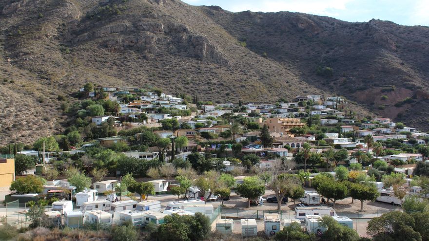Un camping naturista de Cartagena pretende desalojar a 400 personas tras haberles vendido casas durante 40 años