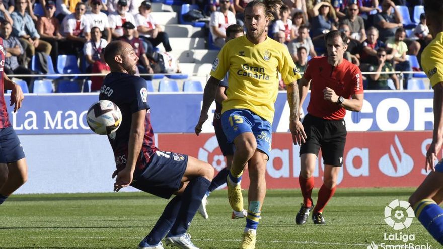 La UD Las Palmas sufre en El Alcoraz su primera derrota