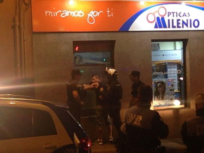 El hijo del ex guardia civil, que portaba el martillo. @BolorinoARMANi