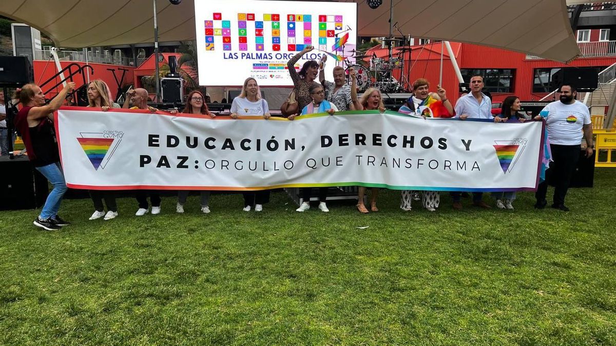 Manifestantes del colectivo LGTBI celebran el Orgullo en Las Palmas de Gran Canaria.