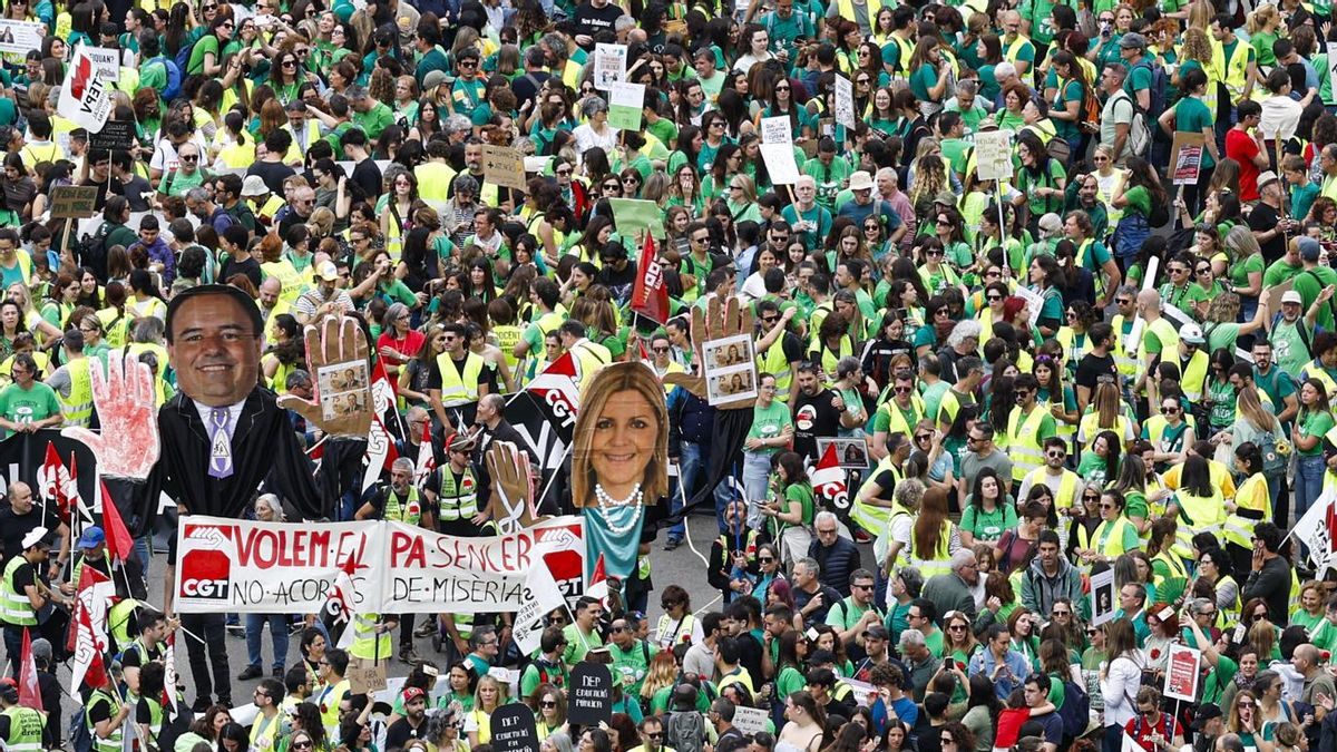 Figura del presidente Pérez LLorca, en la multitudinaria manifestación de este viernes por la huelga general educativa.