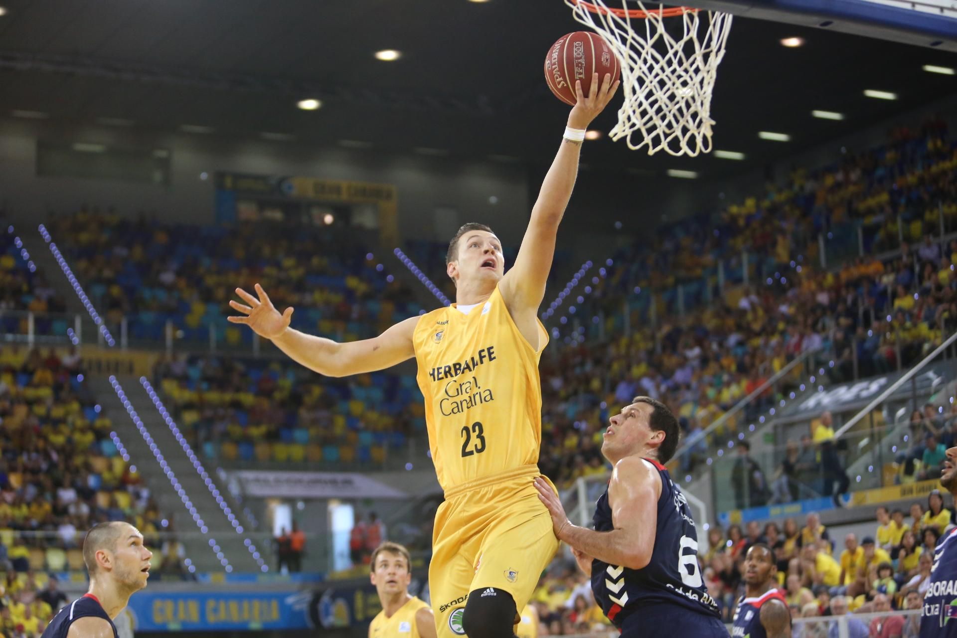 Imágenes del partido de cuartos de final de playoff entre el Granca y el Baskonia. (Alejandro Ramos).