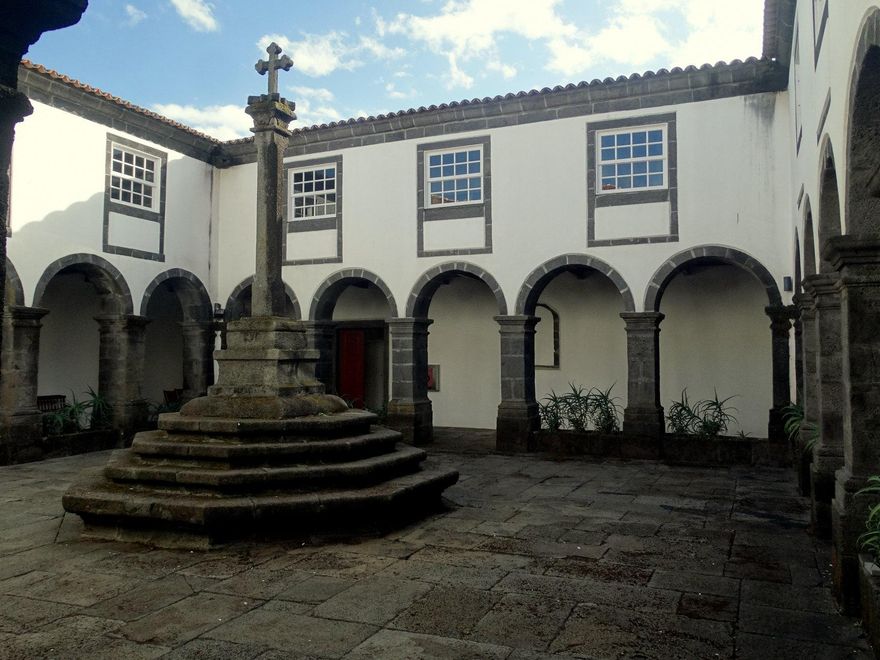 Patio colonial en Madalena, la capital de Pico.