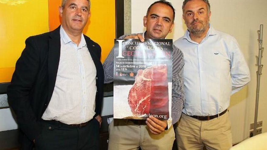 Peio García / ICAL El empresario Ezequiel García(I) con el cortador de cecina Agustín Risueño(C) y el presidente de la IGP de la Cecina, José Luis Nieto(D), en la presentación del Campeonato Nacional de Corte de Cecina