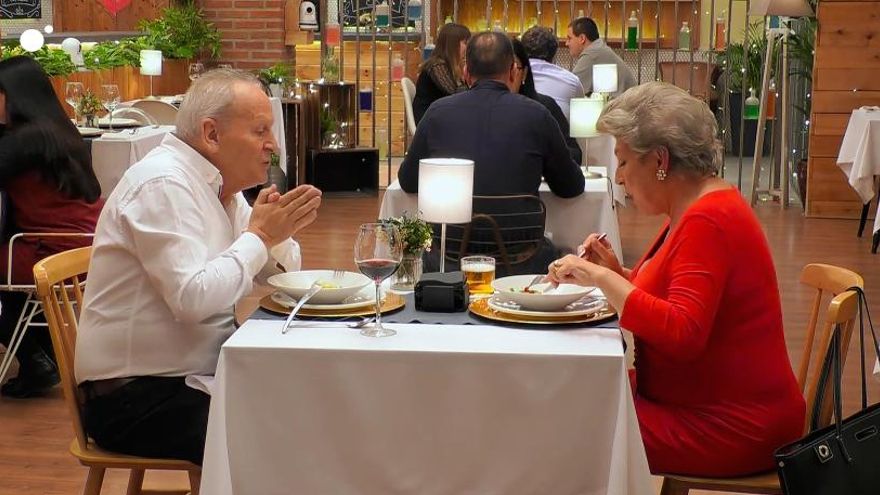 Así estropeó la política una cita en 'First Dates': "A mí me encanta el señor de la coleta, si fuera hijo mío… "