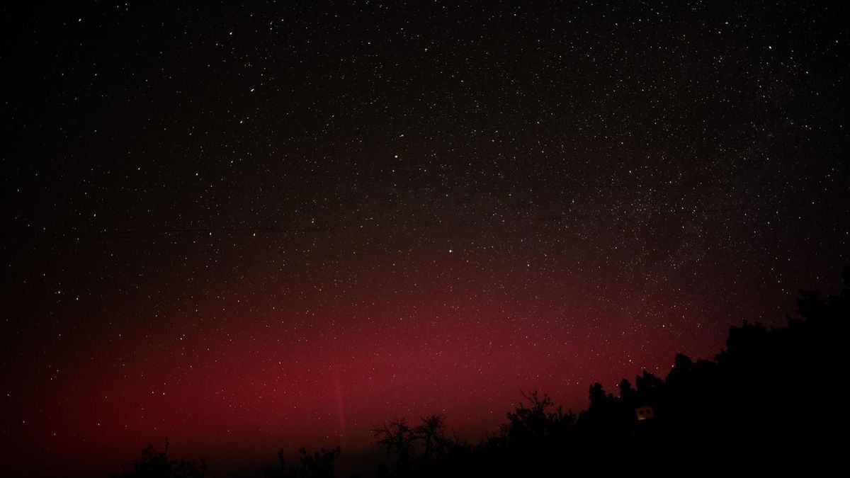 La tormenta solar de este viernes ha dejado insólitas imágenes de Aurora boleares en Canarias a una latitud de 28. EFE/ Miguel Calero