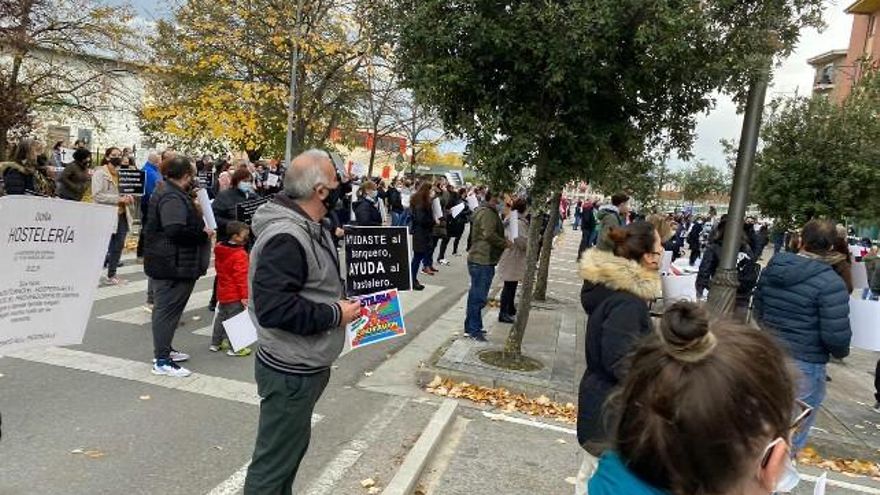 Concentración de hosteleros bercianos frente a la sede de la Junta en Ponferrada.