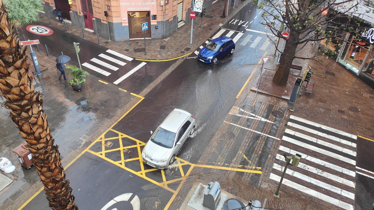 Una fuerte tromba de agua hace correr las calles del centro de Santa Cruz de Tenerife