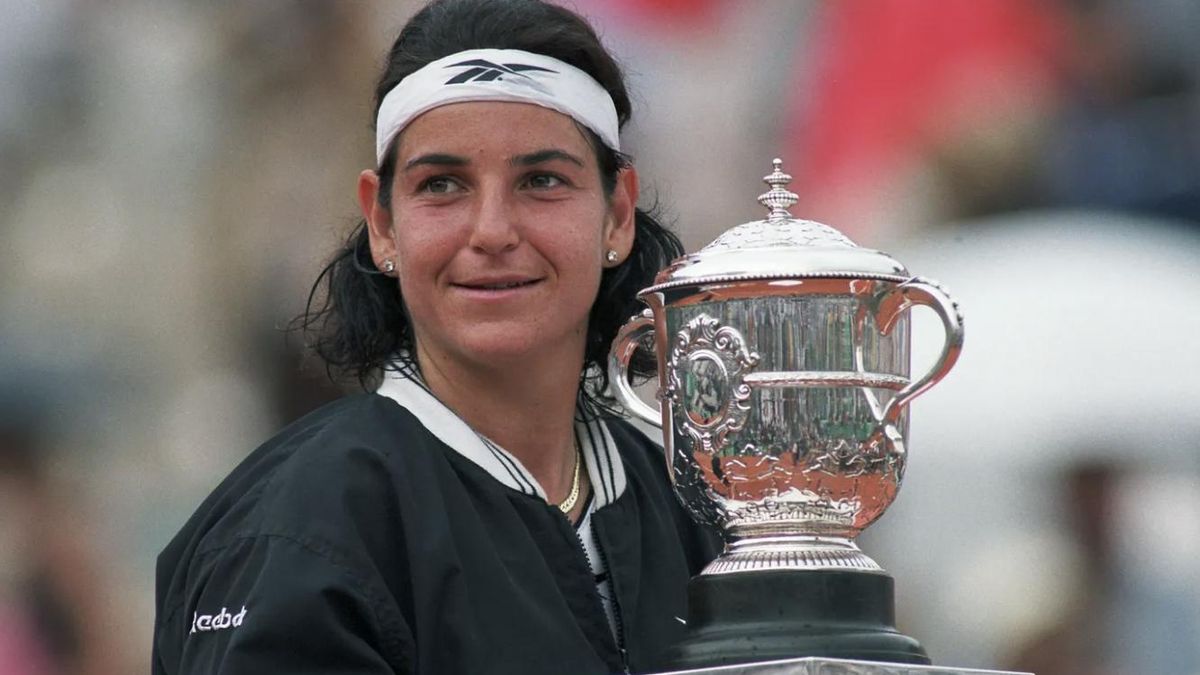 Arantxa Sánchez Vicario, con uno de sus tres trofeos logrados sobre las pistas de Roland Garros