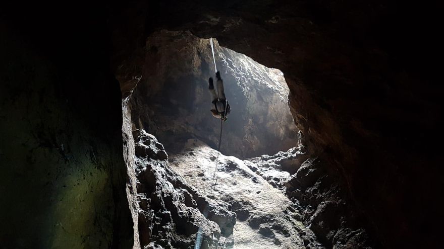 Descenso en el tubo volcánico de la Simar de Jinámar.