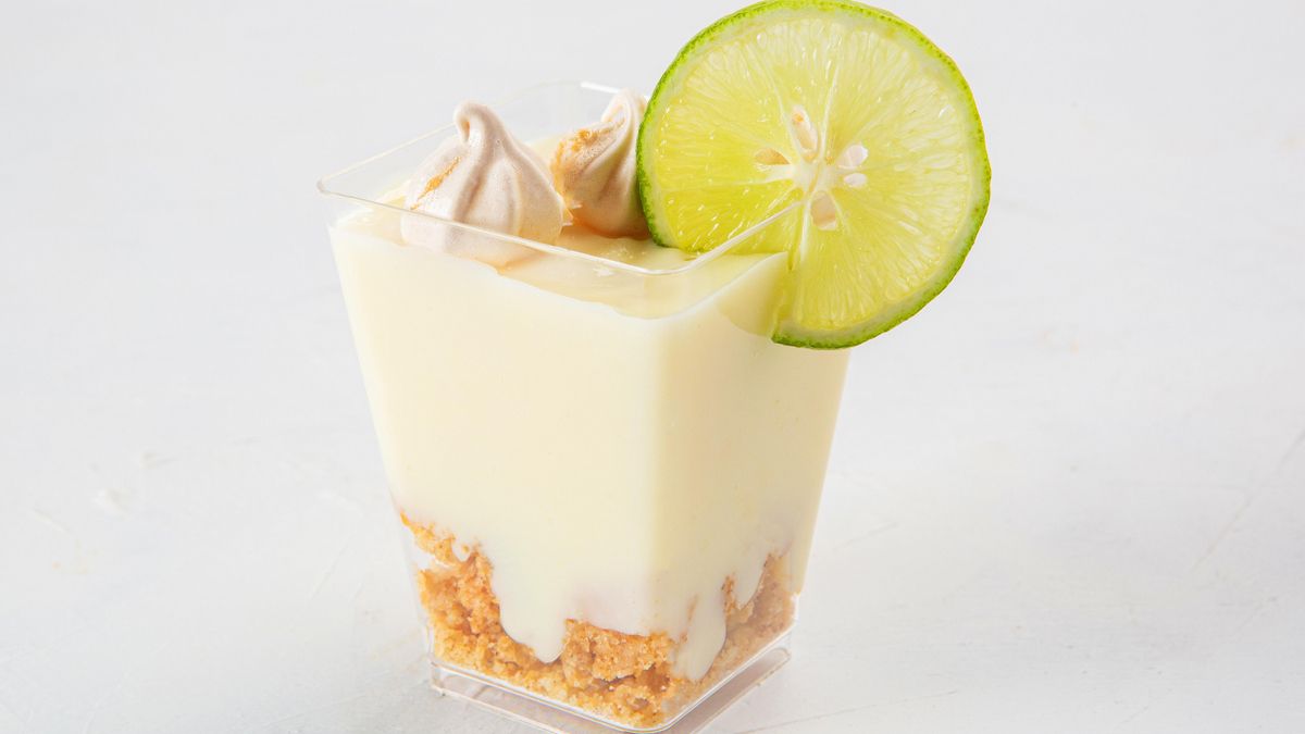 Podemos servir la mousse con una base de galleta triturada para darle un toque crujiente