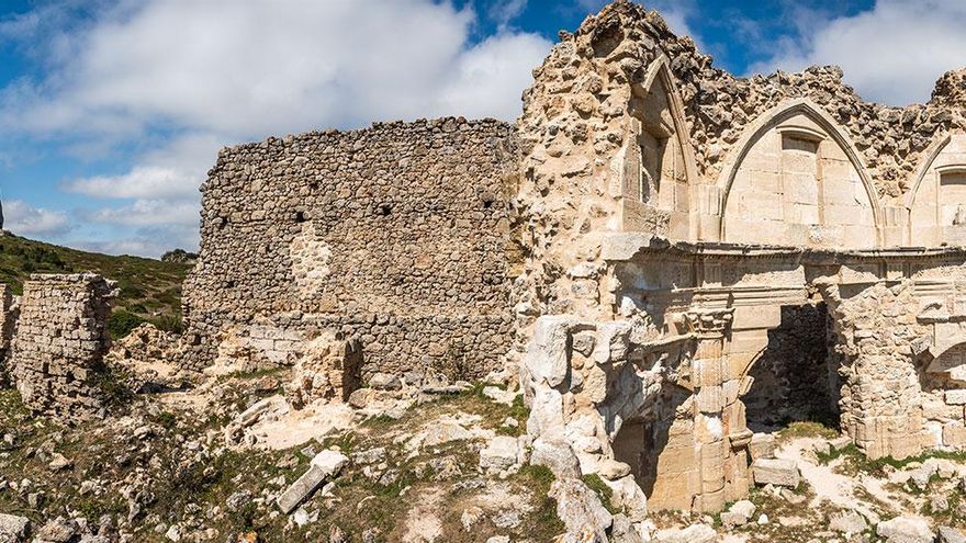 Los restos del monasterio medieval de Euskadi que permanecen junto a una ruta de senderismo en la Sierra de Toloño