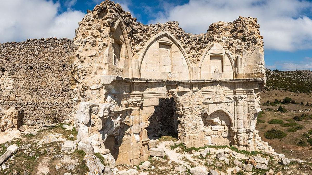 Los restos del monasterio medieval de Euskadi que permanecen junto a una ruta de senderismo en la Sierra de Toloño