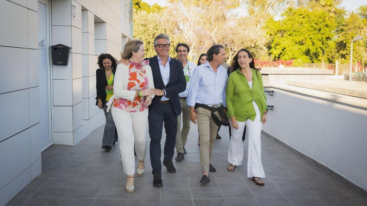El candidato de Vox, Manuel Gavira (en el centro), en la llegada a la sede de la noche electoral, celebrada en el Restaurante Muelle 21, en Sevilla.