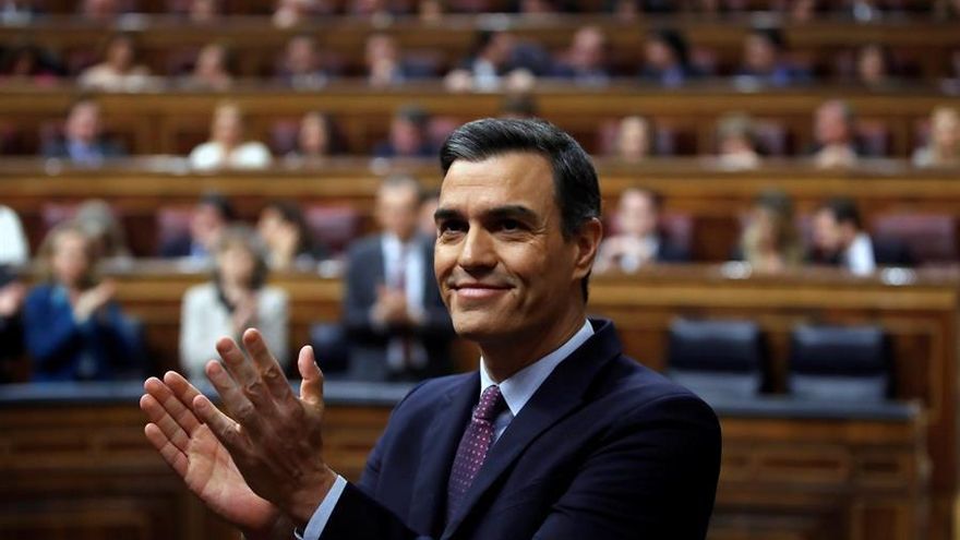 El candidato a la Presidencia del Gobierno, Pedro Sánchez, responde al aplauso de los diputados de su partido y de los de Unidas Podemos tras finalizar su discurso.