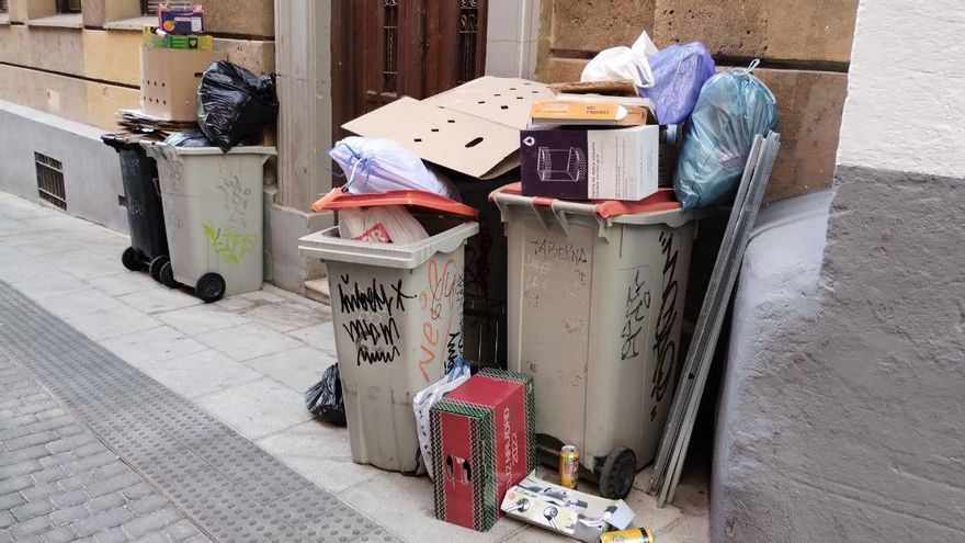 Por qué las basuras desbordan los contenedores naranjas de Madrid todos los lunes y se quedan sin recoger
