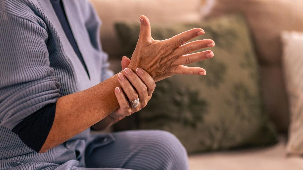 El peligro silencioso del ratón o el móvil: ¿qué hacer si sientes hormigueo en las manos?