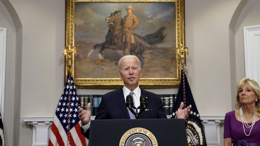 El presidente de Estados Unidos, Joe Biden, en compañía de la primera dama Jill Biden, habla sobre la Ley Bipartidista de Comunidades más Seguras en la Casa Blanca, en Washington (EE.UU.), este 25 de junio de 2022. EFE/EPA/Yuri Gripas/Pool