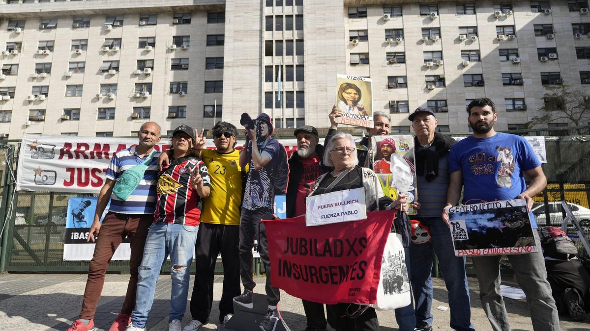 Familiares de Pablo Grillo e integrantes de organizaciones sociales realizaron una movilizacion frente a los Tribunales de Comodoro Py. Hoy declaró Héctor Jesús Guerrero, el gendarme imputado por dispararle al reportero grafico.