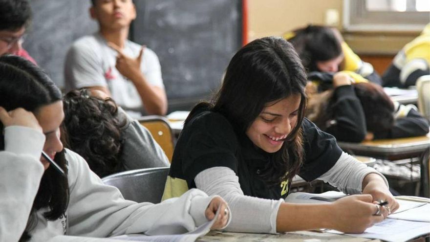 Más jóvenes terminan el secundario, pero Argentina sigue a mitad de tabla en la región