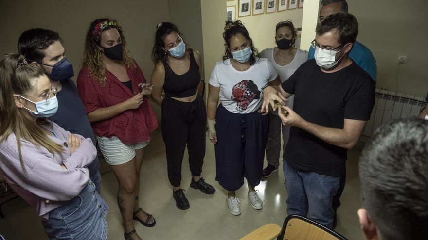 Javier Iglesias, de Arqueoantro, durante los talleres teóricos en Vistabella del Maestrat.