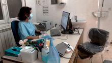 La enfermera María Fuertes en el consultorio de Sesa, Huesca.
