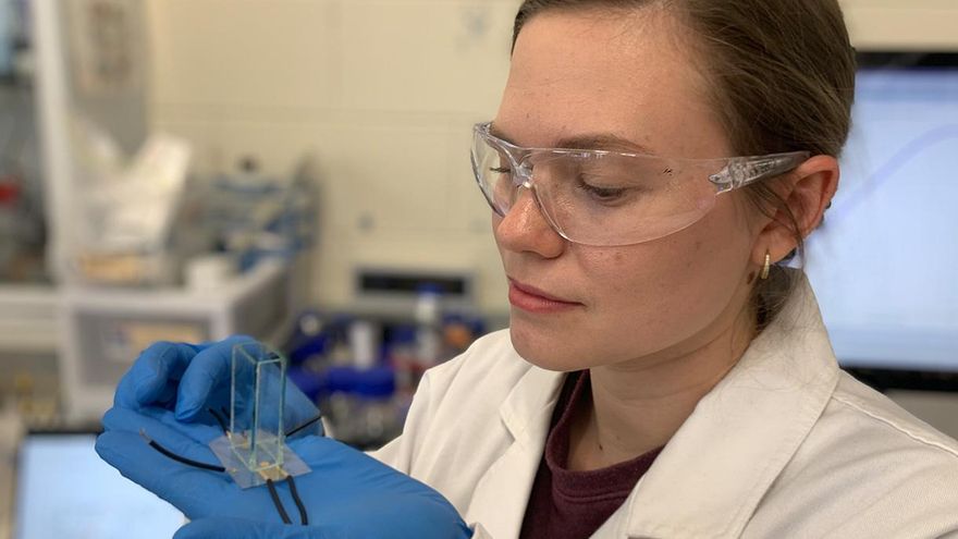 La investigadora de doctorado Yemima Ehrnst sostiene el dispositivo acústico usado en el experimento.