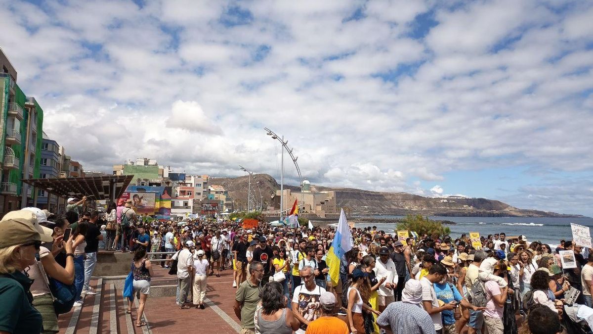 'Canarias tiene un límite' en la Avenida de Las Canteras, Gran Canaria.