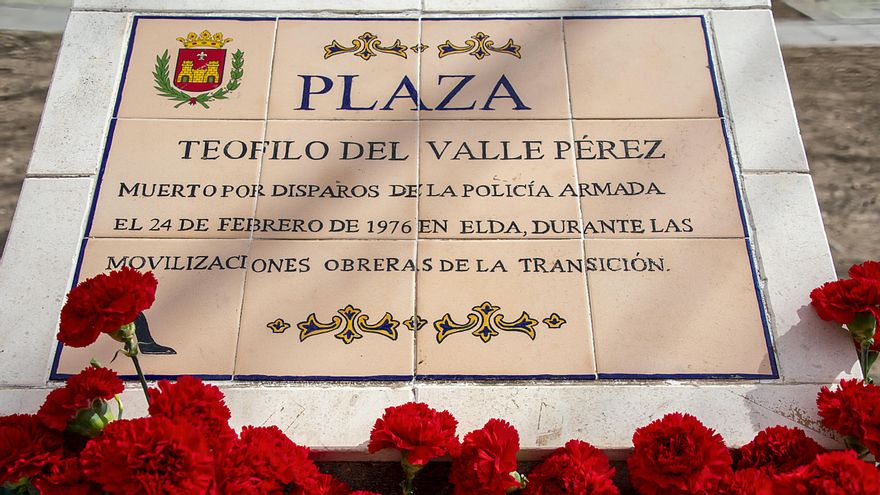 Placa con claveles en la plaza de Teófilo del Valle de Elda.