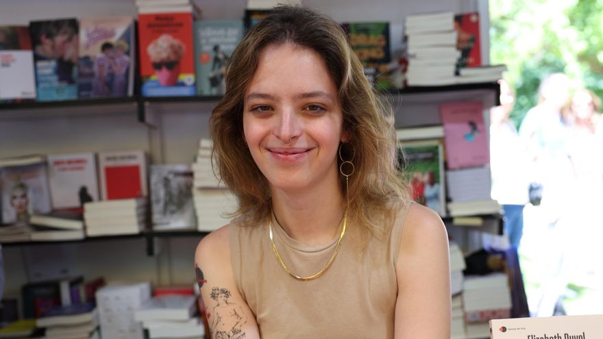 La escritora Elizabeth Duval firma en la 82ª Feria del Libro de Madrid, en el Parque del Retiro, a 3 de junio de 2023, en Madrid (España).