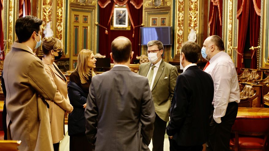 El alcalde de Bilbao con actores de la serie 'Intimidad', en un descanso del rodaje en el Ayuntamiento.