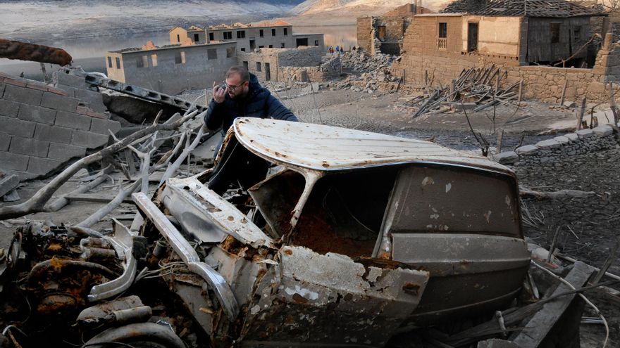 Los restos de un coche en la aldea inundada de Aceredo.