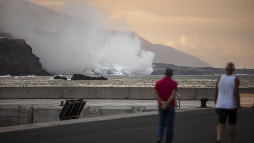 Gases a más de 100 grados y diminutas partículas de vidrio volcánico, los efectos de la lava al tocar el mar