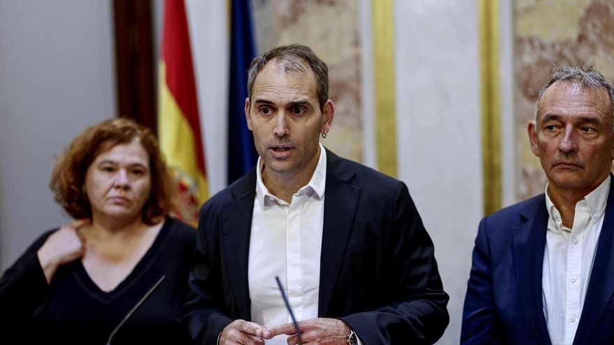 Imagen de archivo ( 16/09/2026) del portavoz en el Congreso de IU, Enrique Santiago (d) junto con los diputados Toni Valero (c) y Engracia Rivera (i) durante una rueda de prensa tras el pleno en el Congreso de los Diputados en Madrid.
