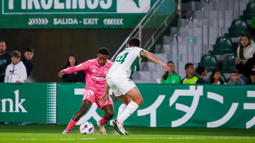 El Tenerife marca antes, da vida al Elche en dos minutos y pierde